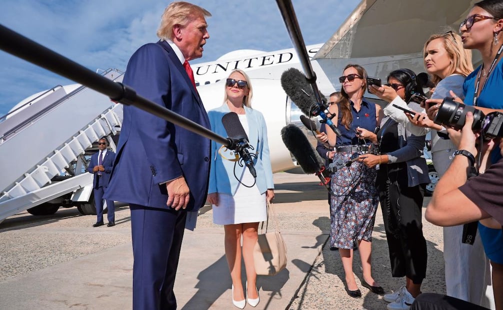 El presidente Donald Trump habla con los periodistas antes de abordar el Air Force One, el 21 de agosto, en la Base Conjunta Andrews, Maryland. Foto: JACQUELYN MARTIN. AP
