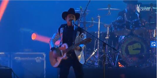 El Vive Latino "tucanea" con "La Chona"