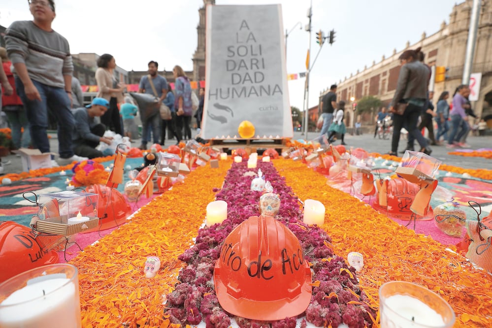 En el extremo de la Plaza de Santo Domingo se levanta la ofrenda central, diseñada por profesores y alumnos de la Facultad de Artes y Diseño de la Universidad Nacional Autónoma de México (IRVIN OLIVARES. EL UNIVERSAL)