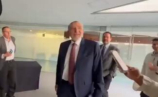 Adán Augusto López evita a medios de comunicación en el Senado; "ya no doy entrevistas", dice y huye en taxi rosa