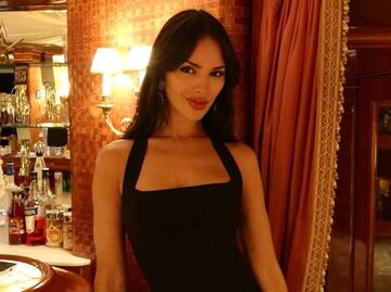 Eiza González luce labial en tono "Peach Fuzz" perfecto