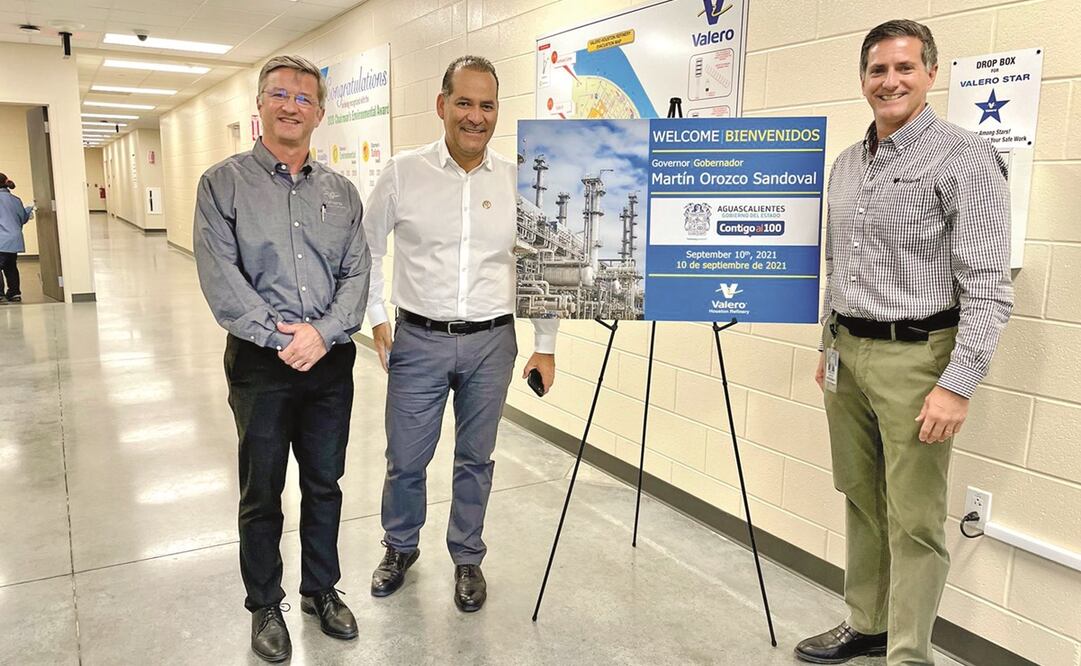 El gobernador Martín Orozco (centro) realizó un recorrido por las instalaciones del grupo empresarial Valero, acompañado de directivos. Foto: Especial