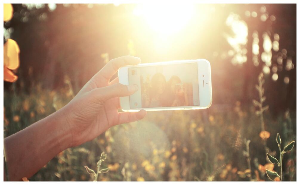 Evita descargar este tipo de apps que podrían dañar tu celular. Imagen: Unsplash.