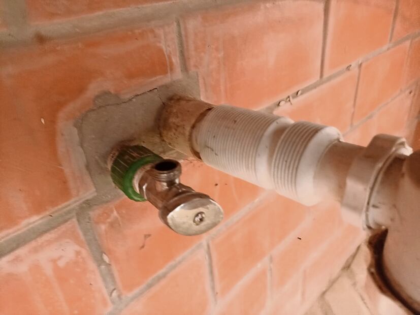 Las llaves de agua y tuberías en los comercios se han vuelto inservibles ante el hurto. Foto: Pedro Villa y Caña