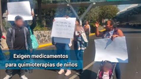 Padres de niños con cáncer bloquean terminal 1 del AICM