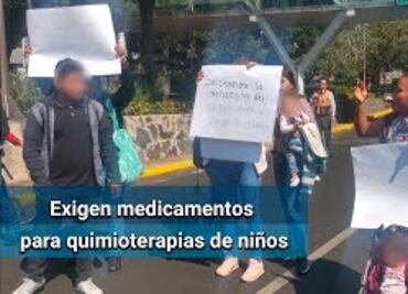 Padres de niños con cáncer bloquean terminal 1 del AICM