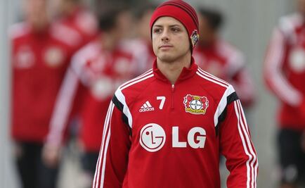 'Chicharito' entrena con normalidad con el Bayer