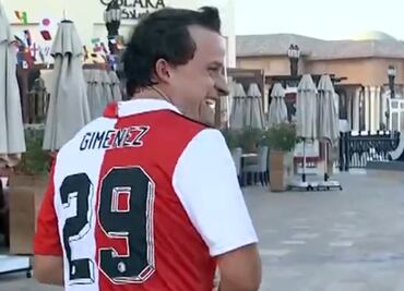 Mikel Arriola fue captado con el jersey de Santiago Giménez en Qatar