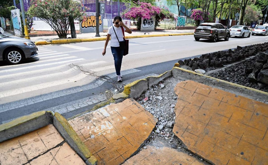 El problema se concentra principalmente en los carriles pegados al camellón central, justo debajo de las columnas que sostienen la Línea 4 del Metro, Foto: CARLOS MEJIA/EL UNIVERSAL