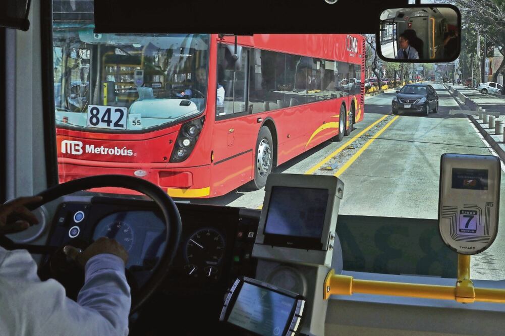 Mediante un recorrido, EL UNIVERSAL constató que algunos automovilistas hacen caso omiso a los señalamientos. Foto: JUAN CARLOS REYES. EL UNIVERSAL