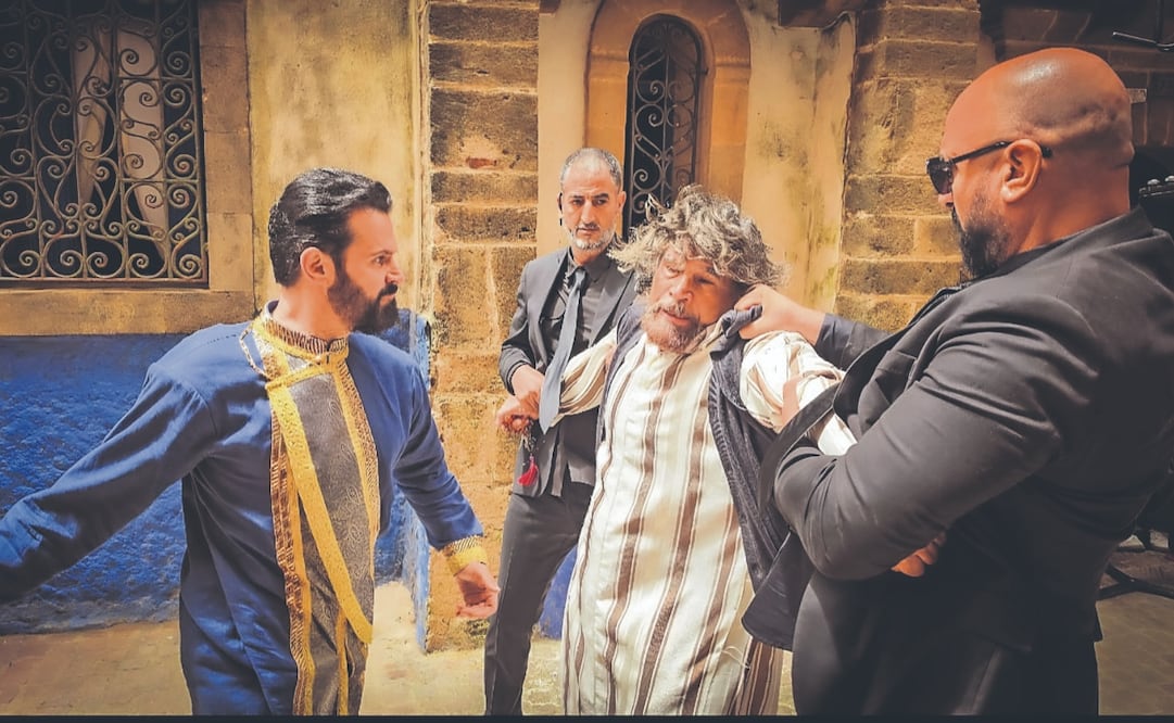 Yussef (Mark Tacher) exige a Brahim (Alberto Estrella) pague la deuda que tiene con él o se cobrará con su hija. Foto: Alberto Estrella