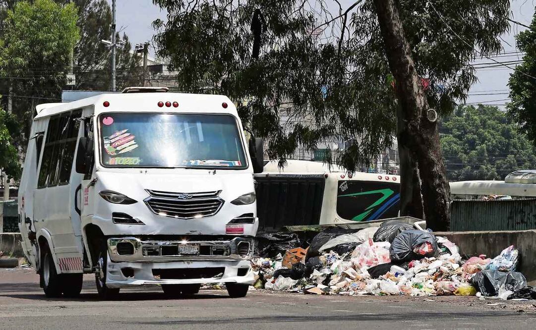 El descuido de anteriores administraciones en la recolección de basura ha dado origen a los llamados chincheros, lugares donde la gente arroja residuos, señaló el edil naucalpense. Foto: Berenice Fregoso / EL UNIVERSAL