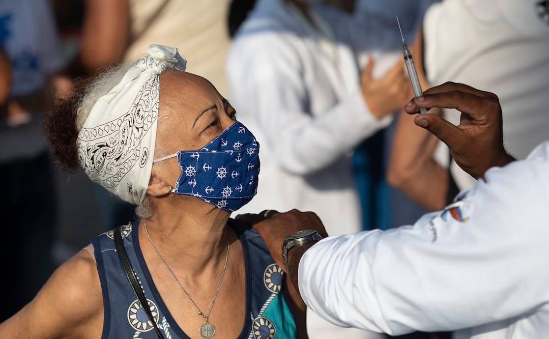 Cifras del Ministerio de Salud indican que 23.8 millones de personas se han vacunado con la primera dosis de la vacuna contra Covid-19 en Brasil. Foto: AP