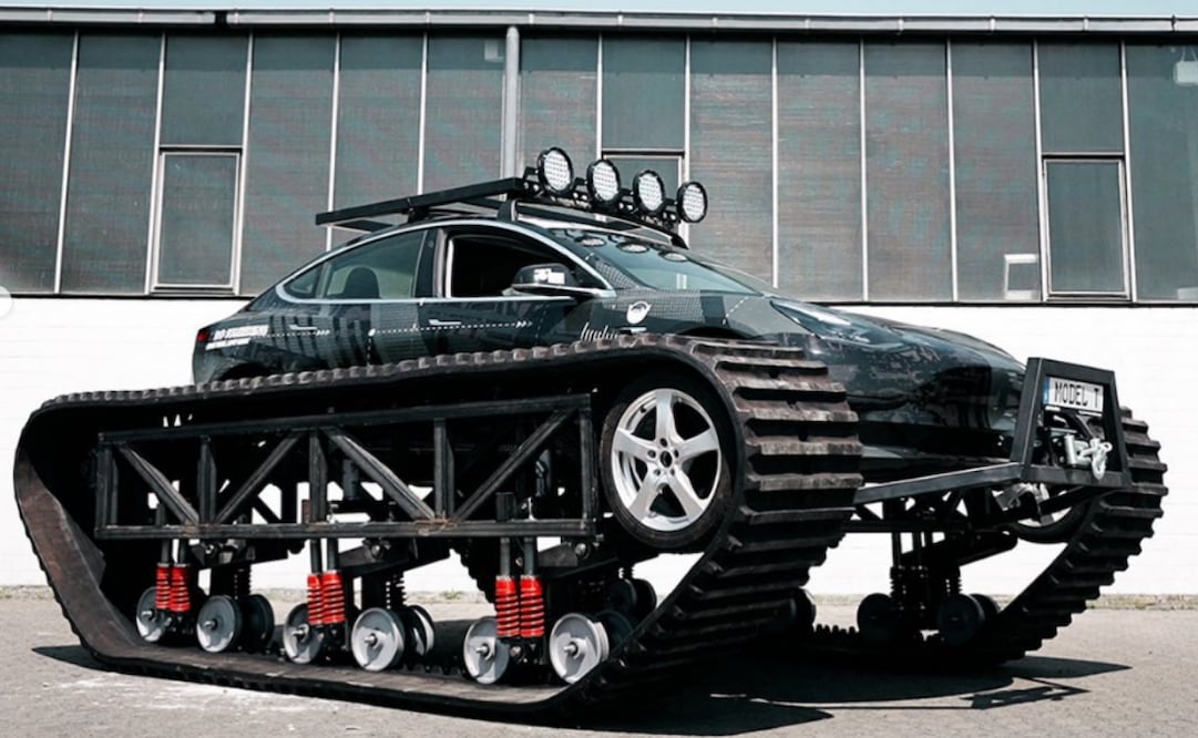  La base principal es un automóvil de lujo pero para su desplazamiento cuenta con unas ruedas similares a las de los tanques de guerra. Foto: Instagram @the_real_life_guys