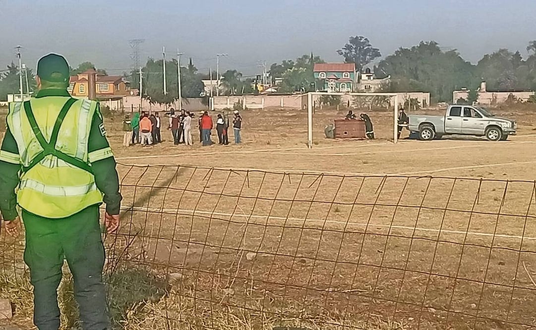 Tras el impacto con los cables de energía eléctrica, el globo aerostático cayó en un campo de futbol. Foto: Especial