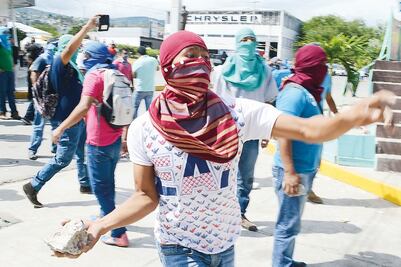 Encapuchados se enfrentan contra policías en el Congreso