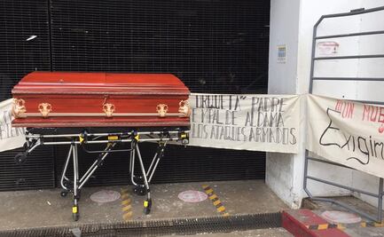 Tzotziles llevan cadáver en ataúd hasta palacio de Gobierno para exigir justicia en Chiapas