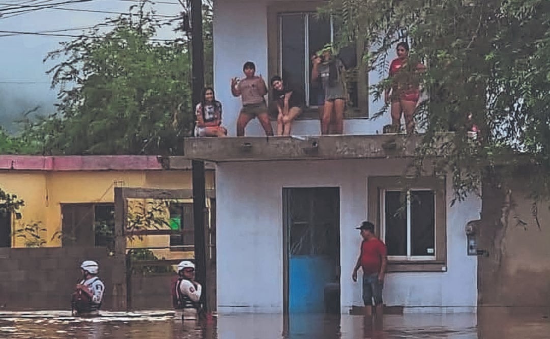 Protección Civil de Mazatlán auxilió a pobladores de la comunidad del Zapote, luego de que sus casas se inundaron. Foto: Especial