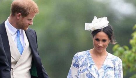 Meghan Markle disgusta con vestido azul de Óscar de la Renta