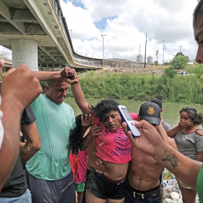 Una joven hondureña fue rescatada del río Bravo por las autoridades mexicanas en Matamoros, Tamaulipas. Foto/VERÓNICA CÁRDENAS. REUTERS