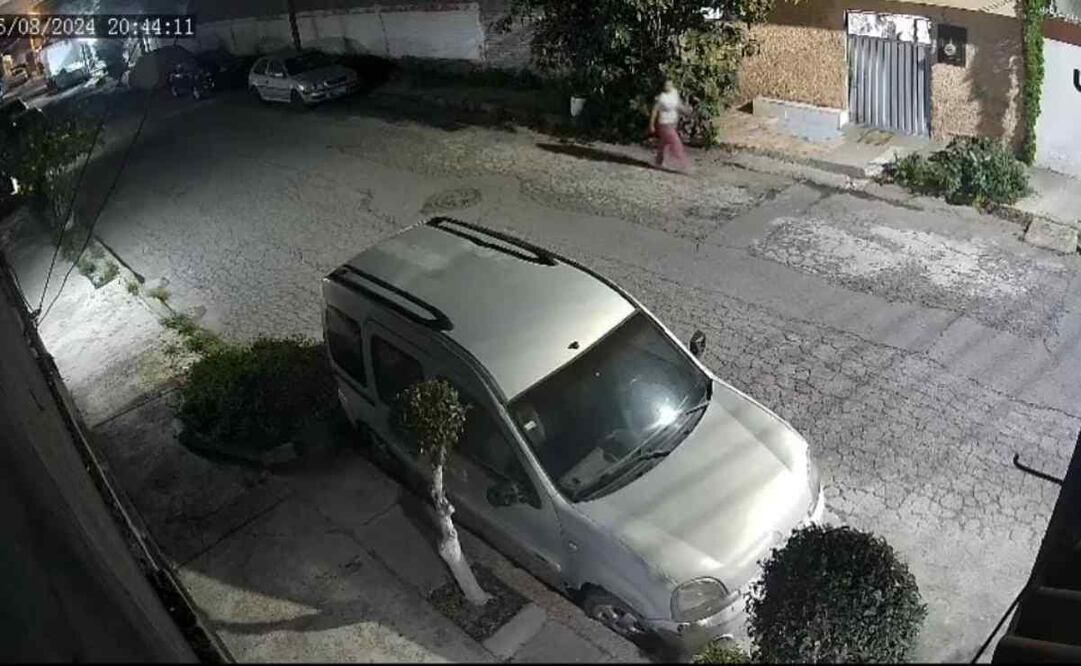 Algunos vecinos que pasaban por el lugar se percataron que era un bebé el que había sido dejado en ese punto de la comunidad. Foto: Captura de pantalla