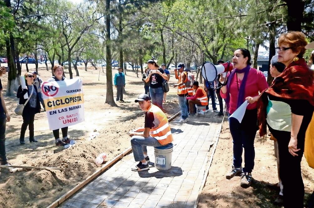 Un centenar de vecinos reanudaron ayer su protesta contra la construcción de una ciclovía en el camellón de la avenida Las Marinas, en Ciudad Satélite; el viernes la suspendieron a medianoche (JUAN BARRERA. EL UNIVERSAL)
