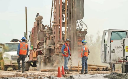 Sabinas: preparan terreno para barrera de contención; pagarán a mineros salarios caídos