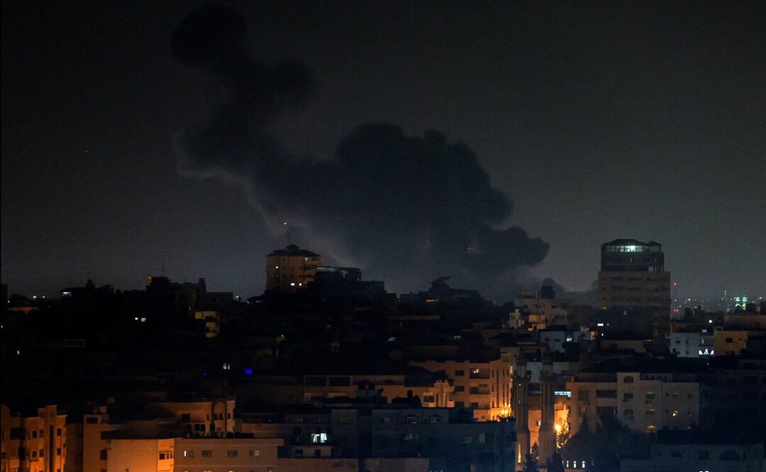 Humo sobre los edificios en la ciudad de Gaza luego de los ataques aéreos contra el enclave palestino a primeras horas del 2 de febrero de 2023. FOTO: AFP