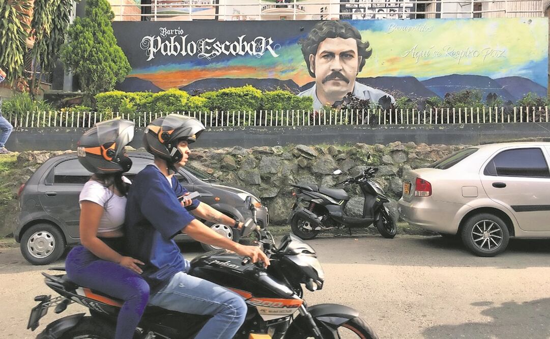 Un mural con el rostro de Pablo Escobar da la bienvenida al popular barrio, donde aún hoy, algunas personas recuerdan al capo con cariño y agradecimiento. Foto: Pedro Villa y Caña/ EL UNIVERSAL