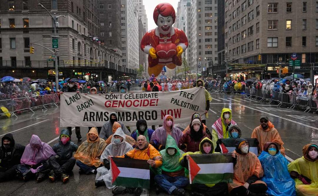 Un grupo de manifestantes interrumpió brevemente el Desfile de Acción de Gracias de Macy's en Nueva York, exigiendo el fin del conflicto en Gaza. Foto: AP
