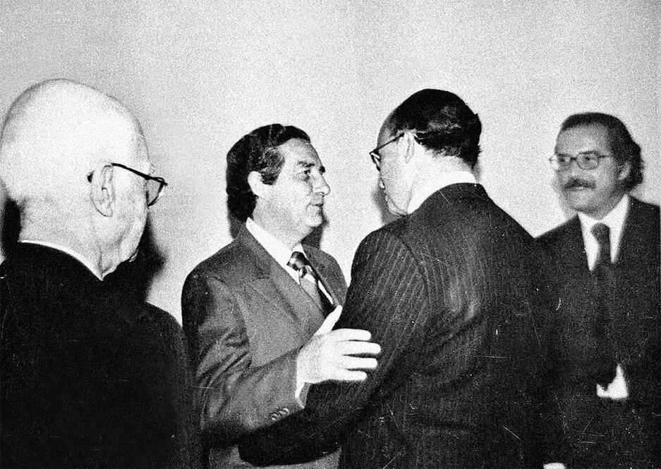 “Ante el Presidente”. Jesús Silva-Herzog (fundador de Cuadernos americanos, a la izquierda de la foto), Octavio Paz y Carlos Fuentes saludan a Luis Echeverría. Archivo General de la Nación, ca. 1970. FOTOGRAFÌA TOMADA DE ZONA PAZ