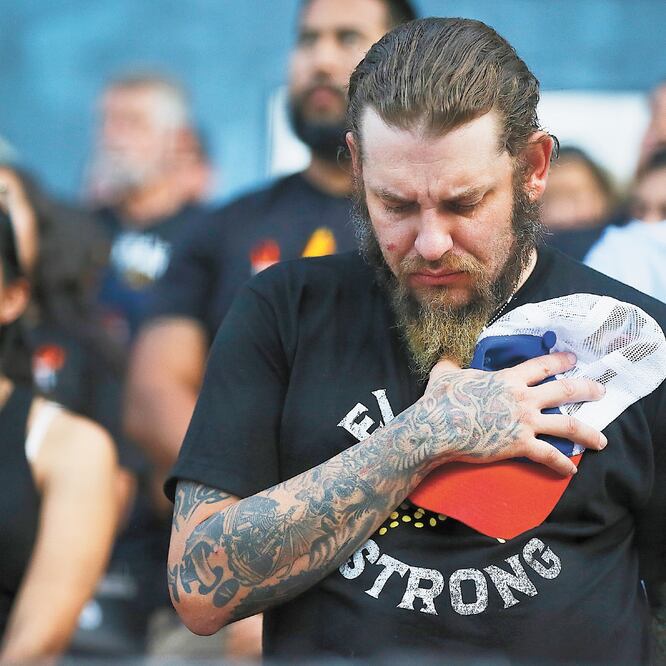 Asistentes al homenaje de ayer a las víctimas del tiroteo en El Paso, Texas. AP