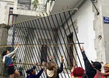 VIDEO Personas trans protestan en Segob para exigir reconocimiento a sus derechos; causan destrozos y queman prendas