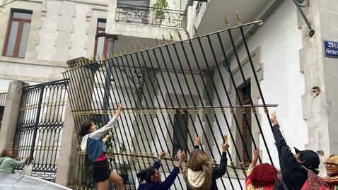 VIDEO Personas trans protestan en Segob para exigir reconocimiento a sus derechos; causan destrozos y queman prendas