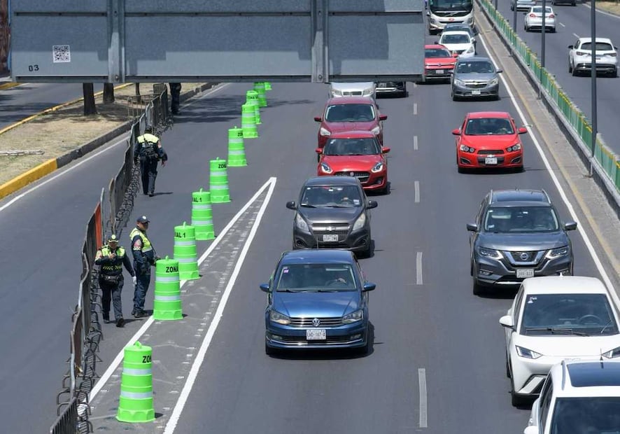 Los carriles centrales en dirección a Coapa fueron liberados, mientras que la protesta se mantuvo en carriles laterales sin confrontaciones. Foto: Santiago Cadena / EL UNIVERSAL