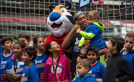 Entre risas y llanto Ronaldinho convive con niños en México