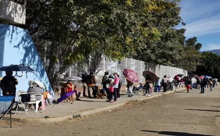Entre aglomeraciones y reclamos, así arranca aplicación de vacuna antiCovid en Oaxaca