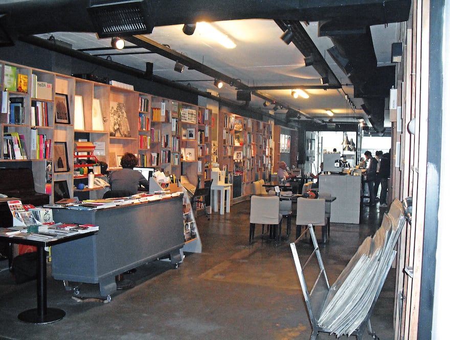 Quimera del arte se especializa en libros de arte, tiene una galería para exhibir y vender obras; y un restaurante, Deli (YANET AGUILAR / EL UNIVERSAL)