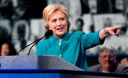 Clinton busca acercarse a latinos a través de Twitter 