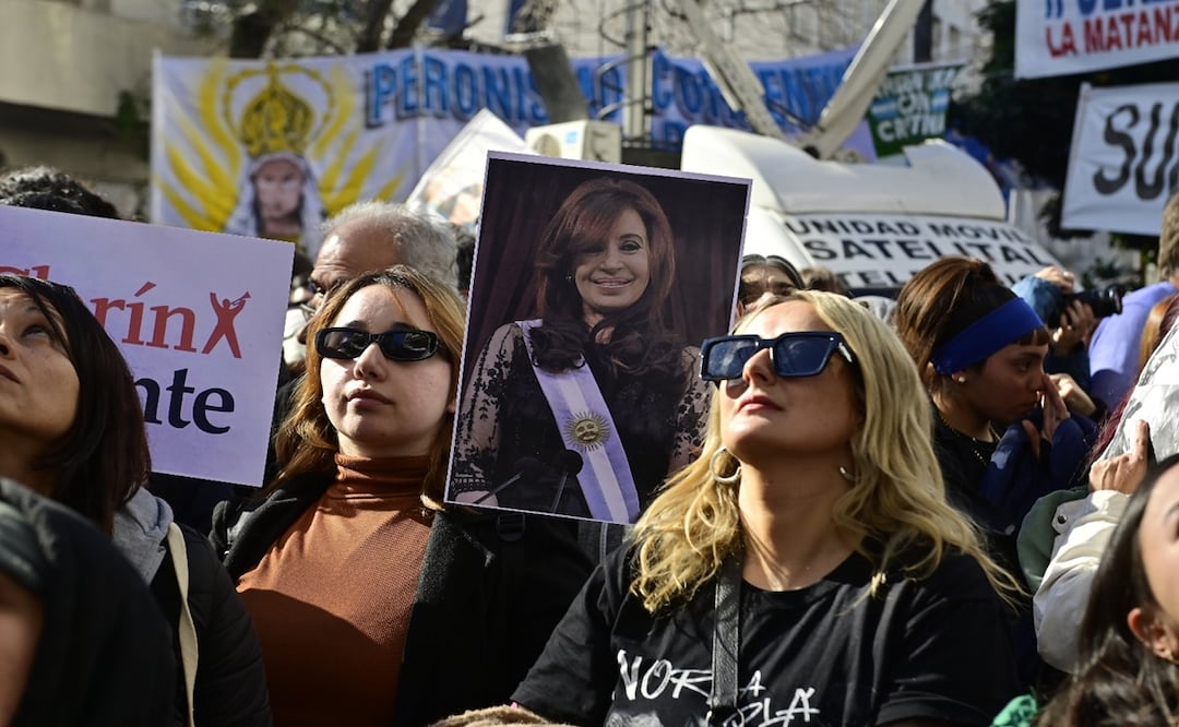 Seguidores de la expresidenta Cristina Fernández de Kirchner protestan en la Plaza de Mayo en Buenos Aires. La exmandataria cumple una condena de seis años de prisión domiciliaria. Foto: EFE