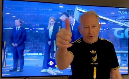 Embajador de EU paga apuesta tras victoria de México en la Copa Oro; "lo prometido es deuda", dice