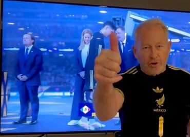 Embajador de EU paga apuesta tras victoria de México en la Copa Oro; "lo prometido es deuda", dice