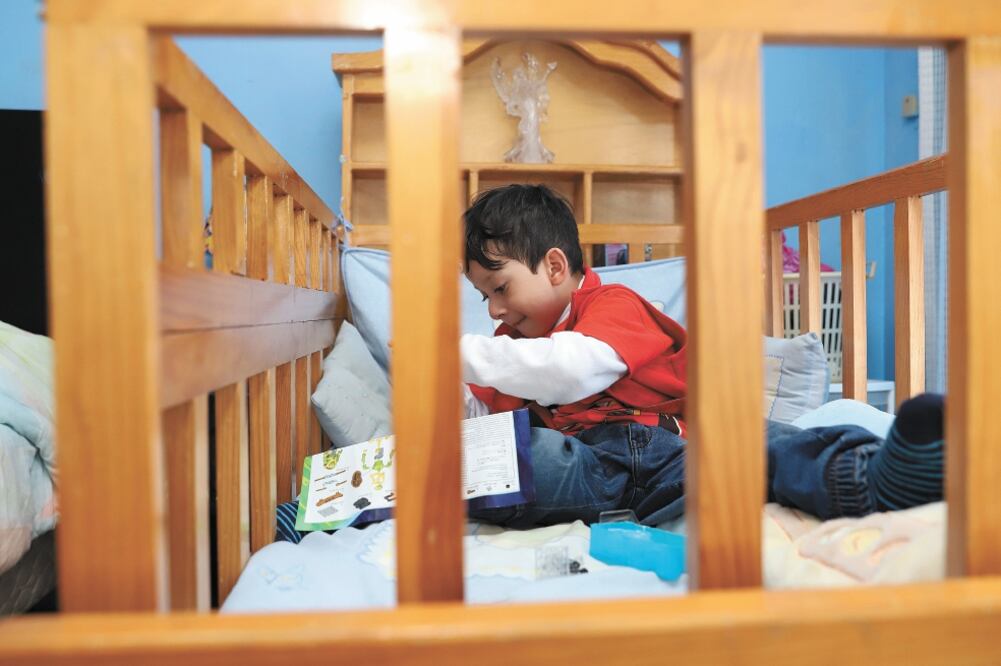 Leonardo Fragoso fue diagnosticado con síndrome Hiper IgM, una inmunodeficiencia primaria que provoca que desarrolle fácilmente infecciones (Foto: BERENICE FREGOSO)