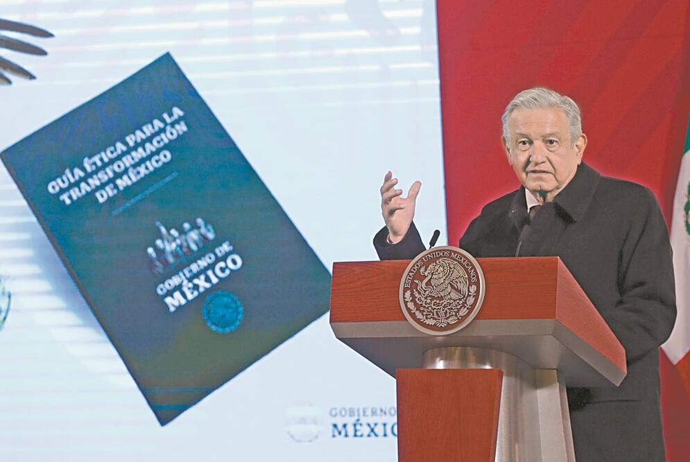 AMLO presentó la Guía Ética para la transformación de México y aseguró que es un documento similar, aunque a la luz de los nuevos tiempos, de la Cartilla Moral que elaboró Alfonso Reyes en su momento. Foto: GERMÁN ESPINOSA 