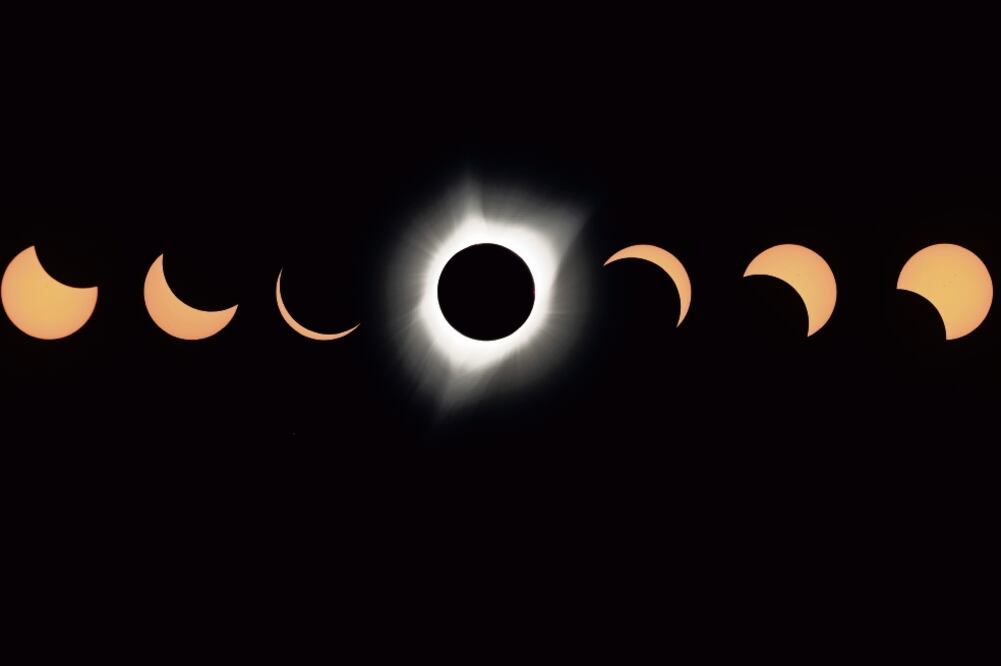Composición de imágenes que muestran el avance del eclipse total de Sol visto desde las instalaciones del Lowell Observatory en Madras, Oregon, Estados Unidos. (STAN HONDA. AFP)