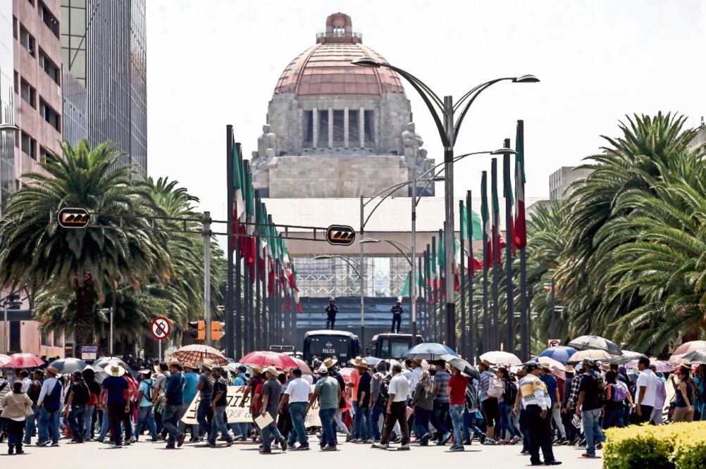 Los maestros partieron del Hemiciclo a Juárez hacia el Senado de la República, y de ahí se dirigieron a la Secretaría de Gobernación, donde hicieron su plantón (VALENTE ROSAS. EL UNIVERSAL)