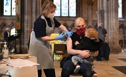 La mitad de adultos británicos han recibido la vacuna contra Covid-19, según el gobierno