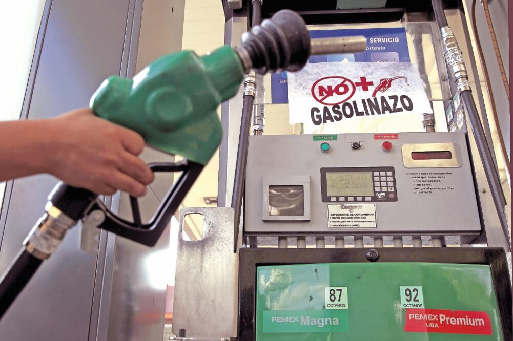 El CCE indicó que el alza a las gasolinas y electricidad va a impactar en la inflación en enero, por lo que calculan que el indicador anual supere 4%. (XINHUA)