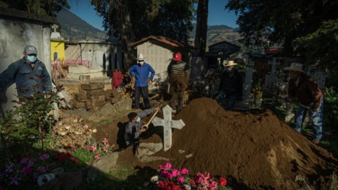 Un pueblo libre de Covid en mayo, sin restricciones en octubre, con moños negros en diciembre