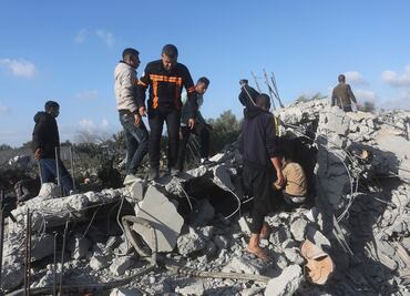 "No sé si vamos a sobrevivir": Mujer en Rafah escribe el nombre de sus hijos en sus muñecas para poder ser identificados